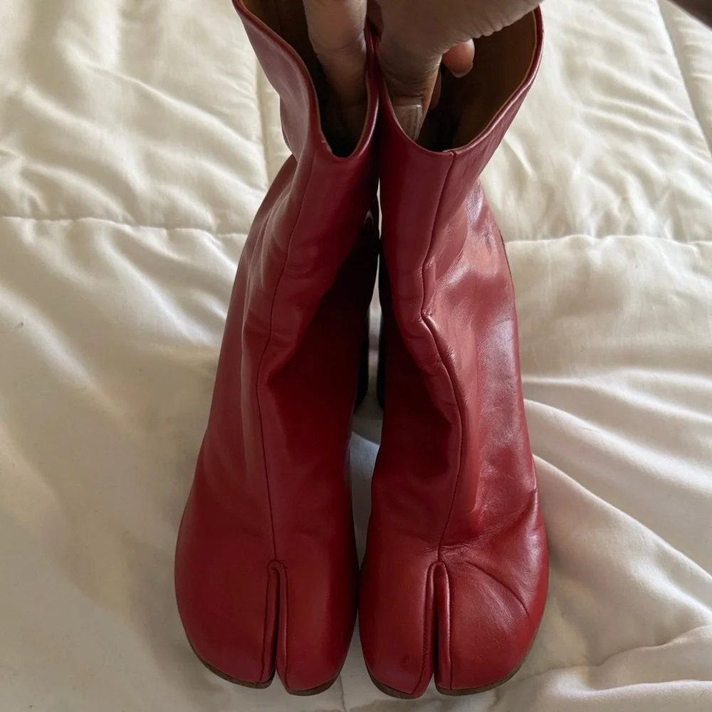 Maison Martin Margiela Red Split-Toe Leather Ankle Boots - Picture 7 of 8
